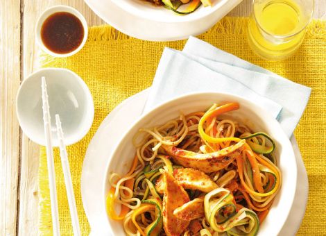 Gebratene Mie-Nudeln mit Poulardenbrust