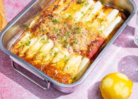 Gratinierter Spargel mit Parmesan und Schinken