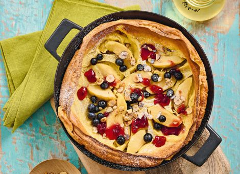 Backofenpfannkuchen  mit Apfel und Preiselbeeren