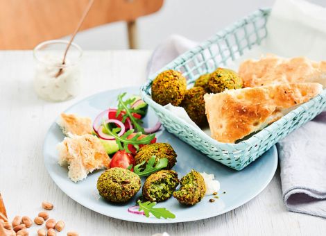 Ackerbohnen-Petersilien-Falafel mit Tahin-Joghurt