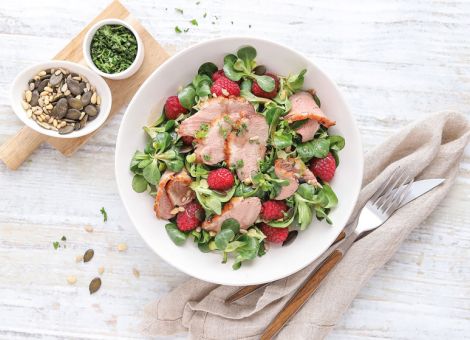 Entenbrust auf Feldsalat mit Himbeeren