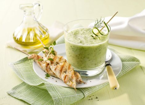 Putenfilets am Spieß zu geeister Gurkensuppe