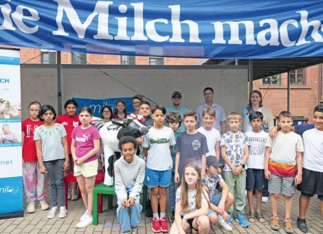 Drei Sieger des Wettbewerbs „Kinder malen für Kinder“