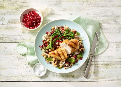 Hähnchenfilet  auf Quinoa-Kichererbsensalat