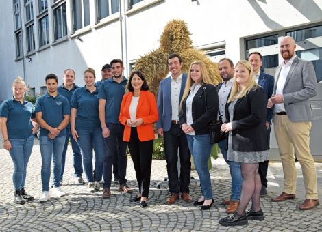 Daniela Schmitt begrüßt Landjugend im Ministerium