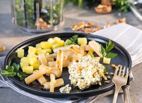 Petersilien-Walnuss-Dip mit gebratenen Schwarzwurzeln