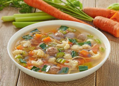 Gemüsesuppe mit Fleischklöschen