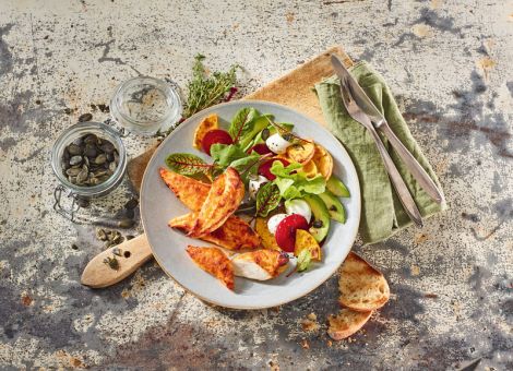 Harissa-Hähnchen mit Kürbis, Roter Bete, Avocado und Salat
