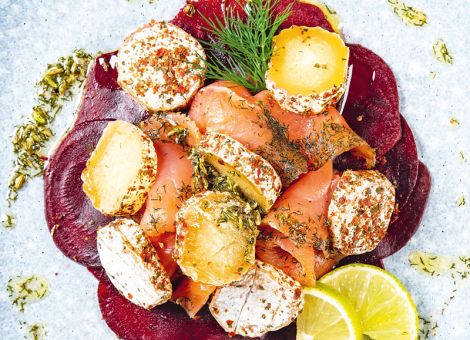 Rote-Bete-Carpaccio, Räucherlachs und Handkäse