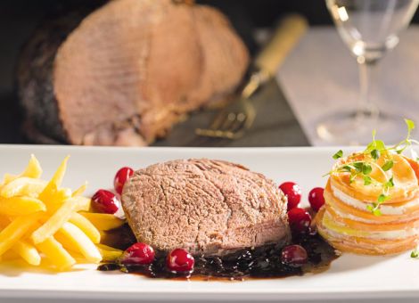 Rotwildkeule mit Steckrübenstiften und Süßkartoffelgratin 