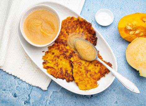 Steckrüben-Kürbis-Puffer mit Apfelmus