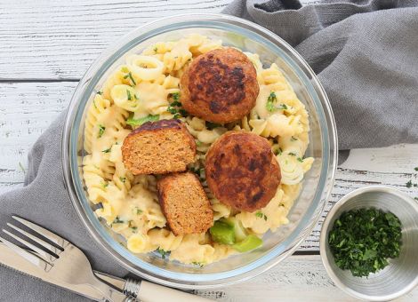 Putenhackfleischfrikadellen mit Nudeln und Käsesauce