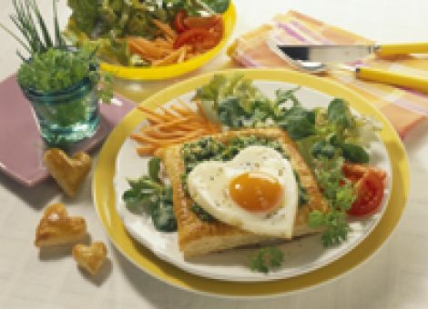 Spiegeleier im Kräuterbett