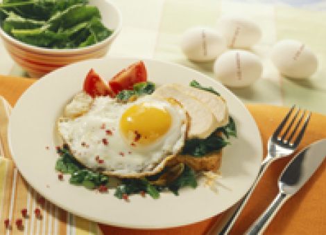 Hähnchen-Spinat-Toast  mit Spiegelei