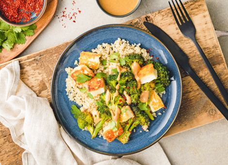 Gerösteter Brokkoli  mit Quinoa und Halloumi