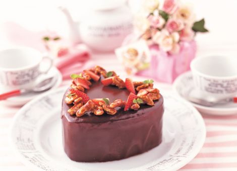 Herz mit Walnüssen und Erdbeeren