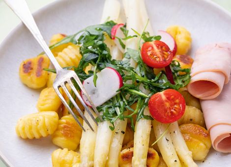 Spargel mit Gnocchi,  Rucola-Salat und Zitronenbutter