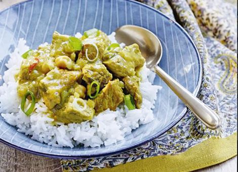 Brotsalat mit Ofen-Rhabarber,  grünem Spargel und Radieschen