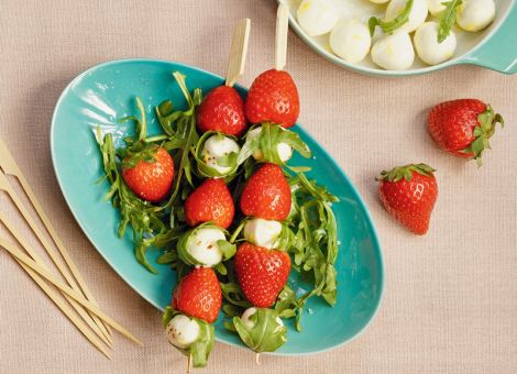 Erdbeer-Mozzarellaspieße auf Rucola