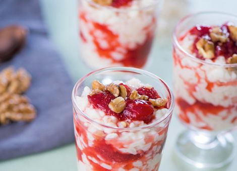 Milchreis mit Walnüssen und Erdbeeren