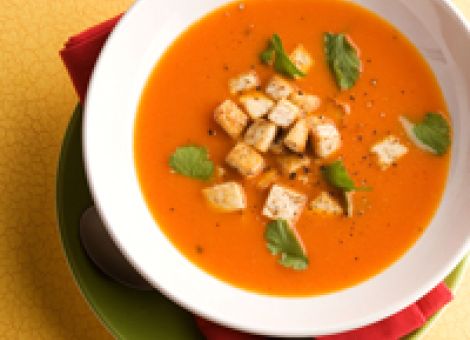 Tomatensuppe mit  gebratenen Tofuwürfeln