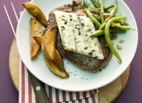 Gorgonzola-Entrecôte mit grünen Bohnen