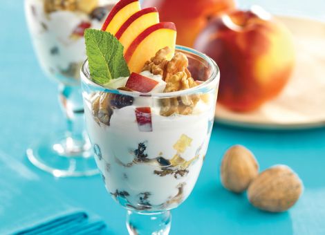 Nektarinen-Joghurt-Dessert mit Walnüssen