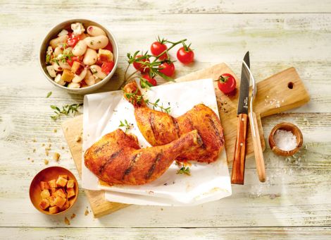 Hähnchenschenkel mit weißem Bohnensalat, Tomaten und Feta