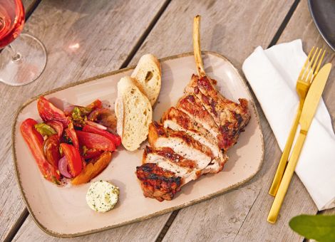 Kalbskarree mit rustikalem Tomatensalat