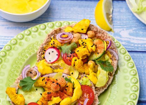 Kurkuma-Hähnchen mit Eisbergsalat auf Pitabrot