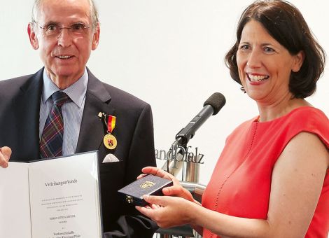 Otto Schätzel erhält Verdienstmedaille des Landes