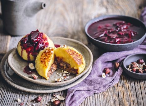 Gebratene Nougatknödel mit Zwetschgenkompott