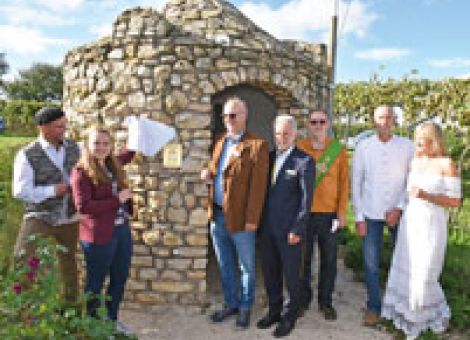 Aus Feldsteinen gemauerter Trullo ausgezeichnet und geweiht
