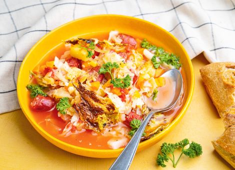 Kohlsuppe mit Wirsing-Chips und Würstchen