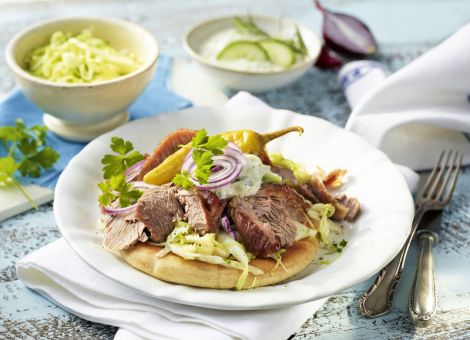 Putengyros mit Tsatsiki und Krautsalat