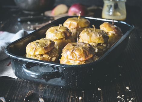 Bratapfel mit Zimt-Tonkabohnen-Crumble
