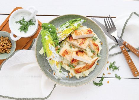 Putenschnitzelstreifen auf Blumenkohlpüree