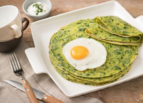 Spinatpfannkuchen mit Spiegelei