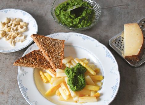 Gebratener Spargel mit Bärlauch-Pesto