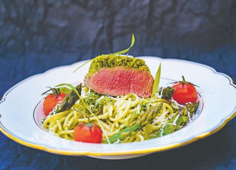 Rehrücken mit Bärlauch-Kruste an würziger Pasta