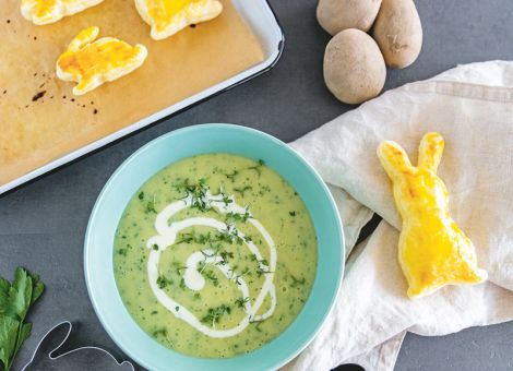 Kartoffel-Kräutersuppe mit Blätterteighasen