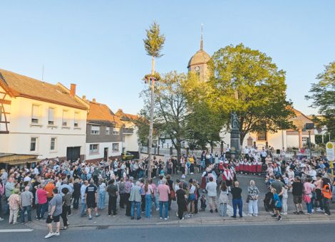 Maibaumstellen in Groß-Bieberau 