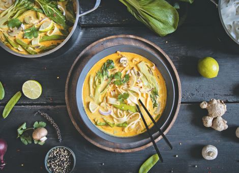 Kokos-Limetten-Suppe mit Pak Choi und Reisnudeln