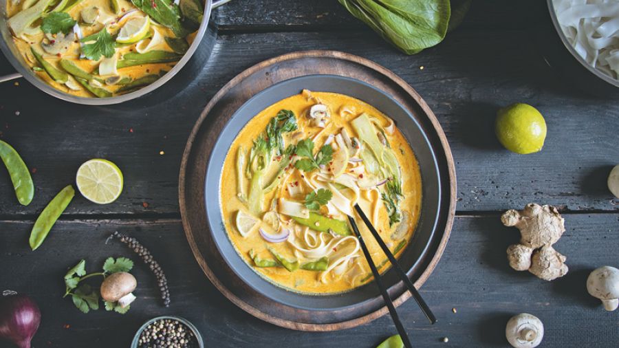 Kokos-Limetten-Suppe mit Pak Choi und Reisnudeln