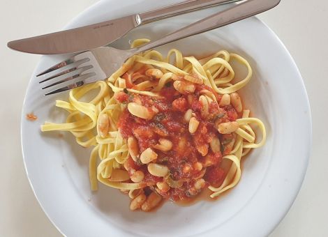 Nudeln mit weißen Bohnen und Salbei
