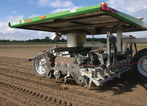 Der Farmdroid 20 auf dem Porree- und Zwiebelacker