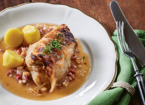 Kohlroulade mit Speck und Kartoffelstücken