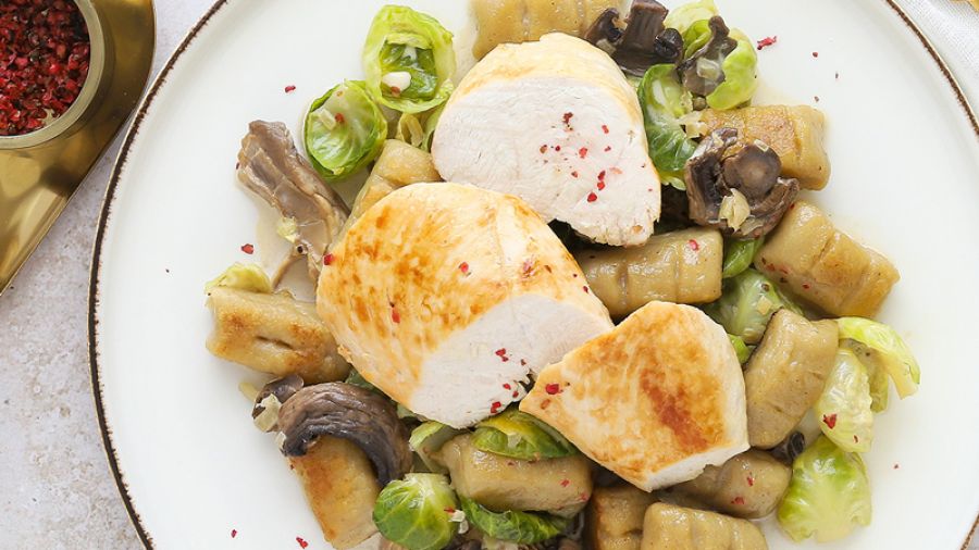 Hähnchenfilet mit Maronengnocchi und Rosenkohl