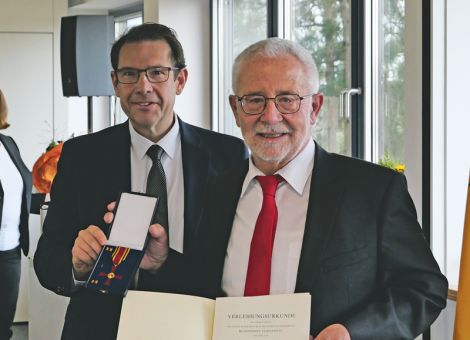 Wilhelm Kins erhält das Bundesverdienstkreuz
