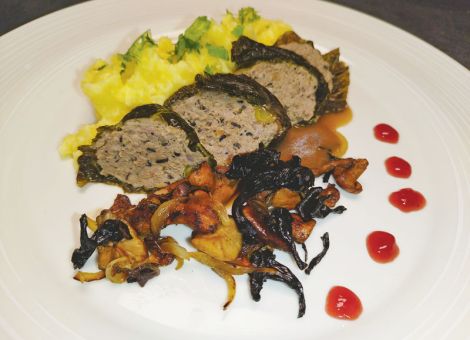 Wilde Krautwickel  an Kartoffelstampf und Pilzen